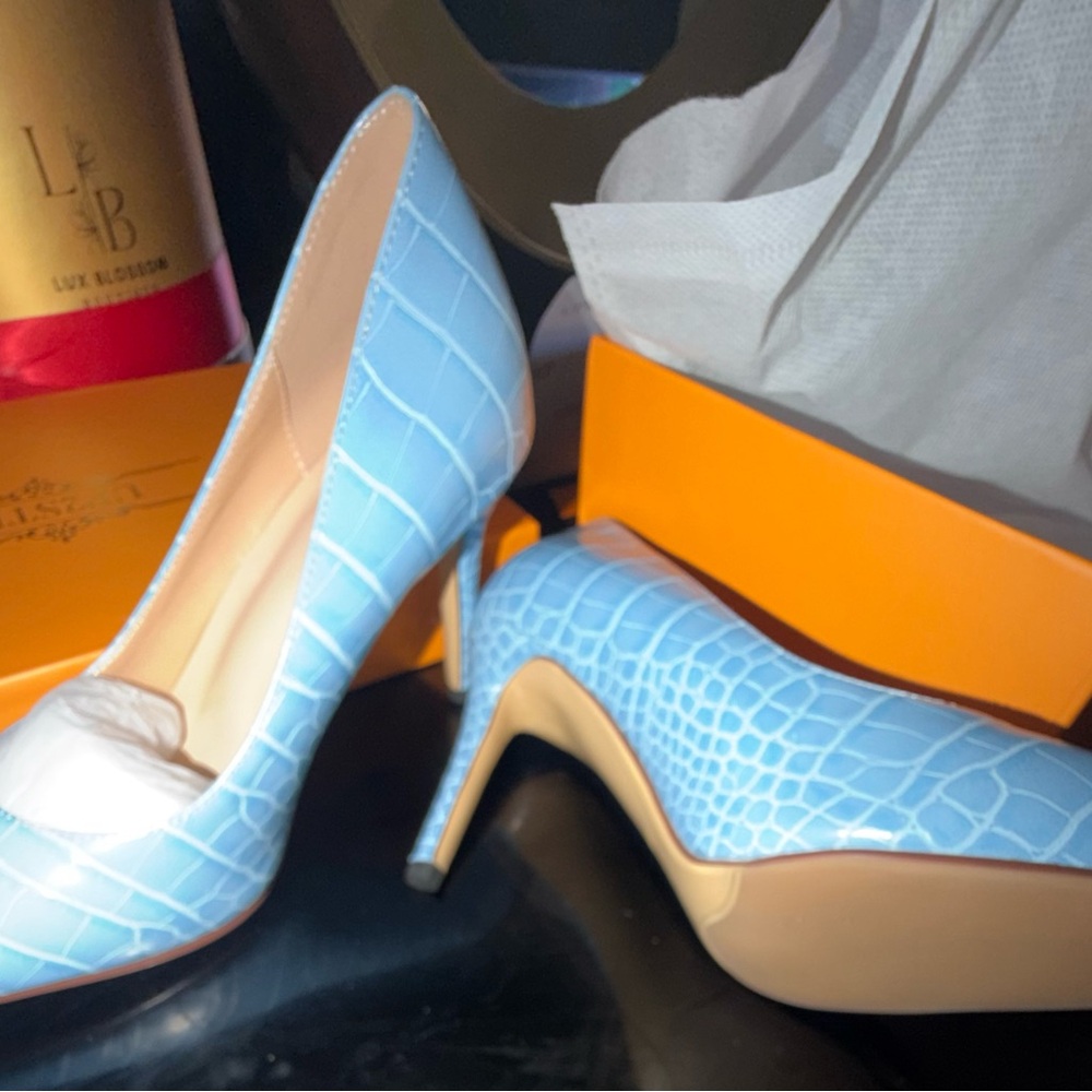 Elegant Blue Croc-Embossed Women's Heels